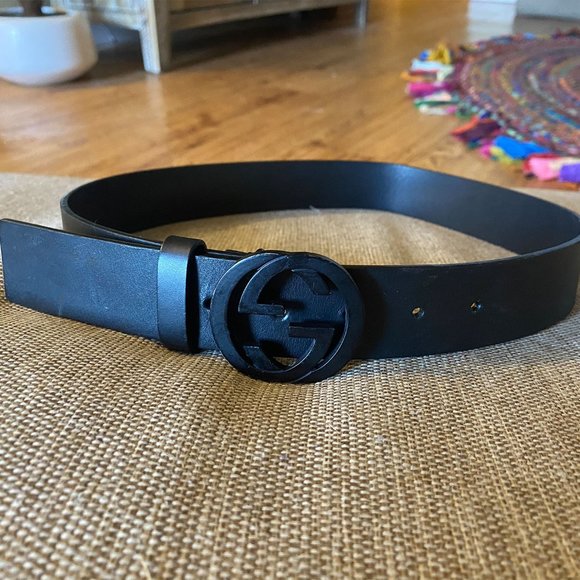 Black, leather Gucci belt